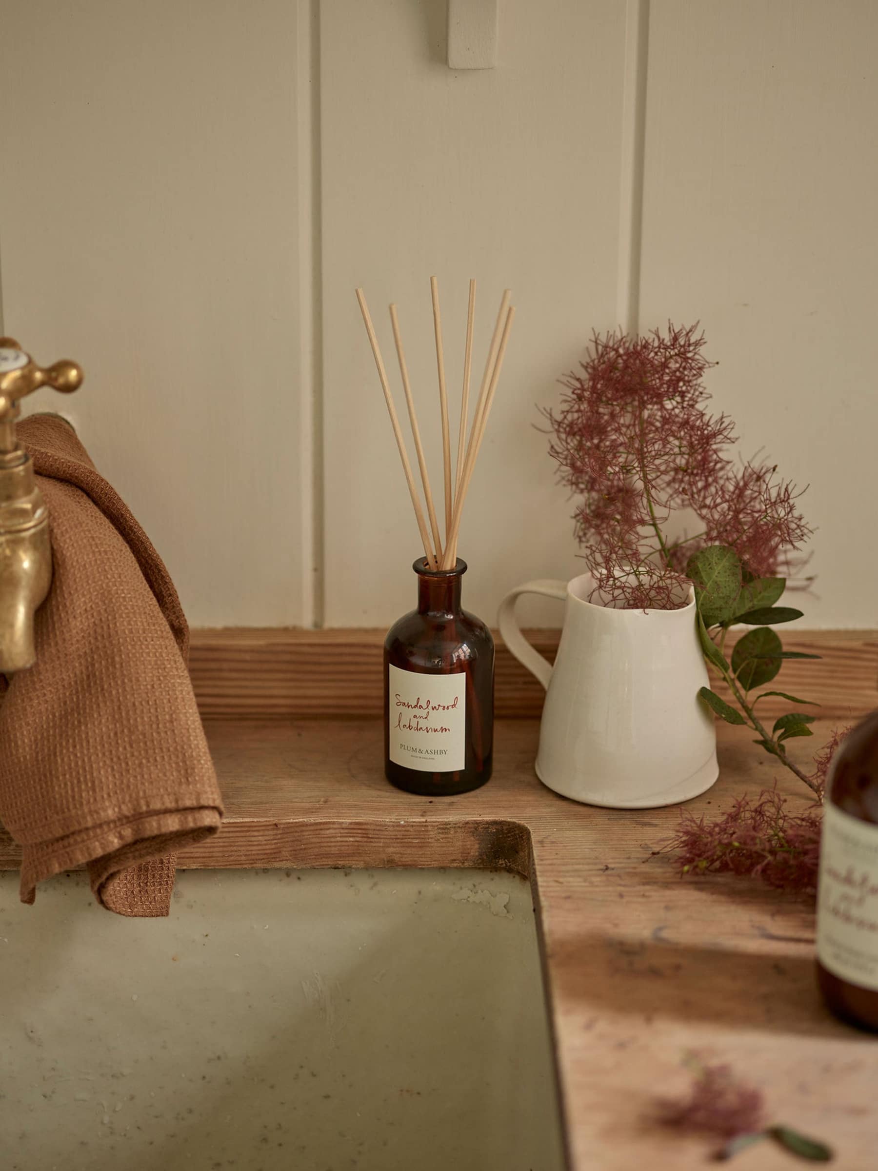 PLUM & ASHBY ILMSTRÁ SANDALWOOD & LABDANUM