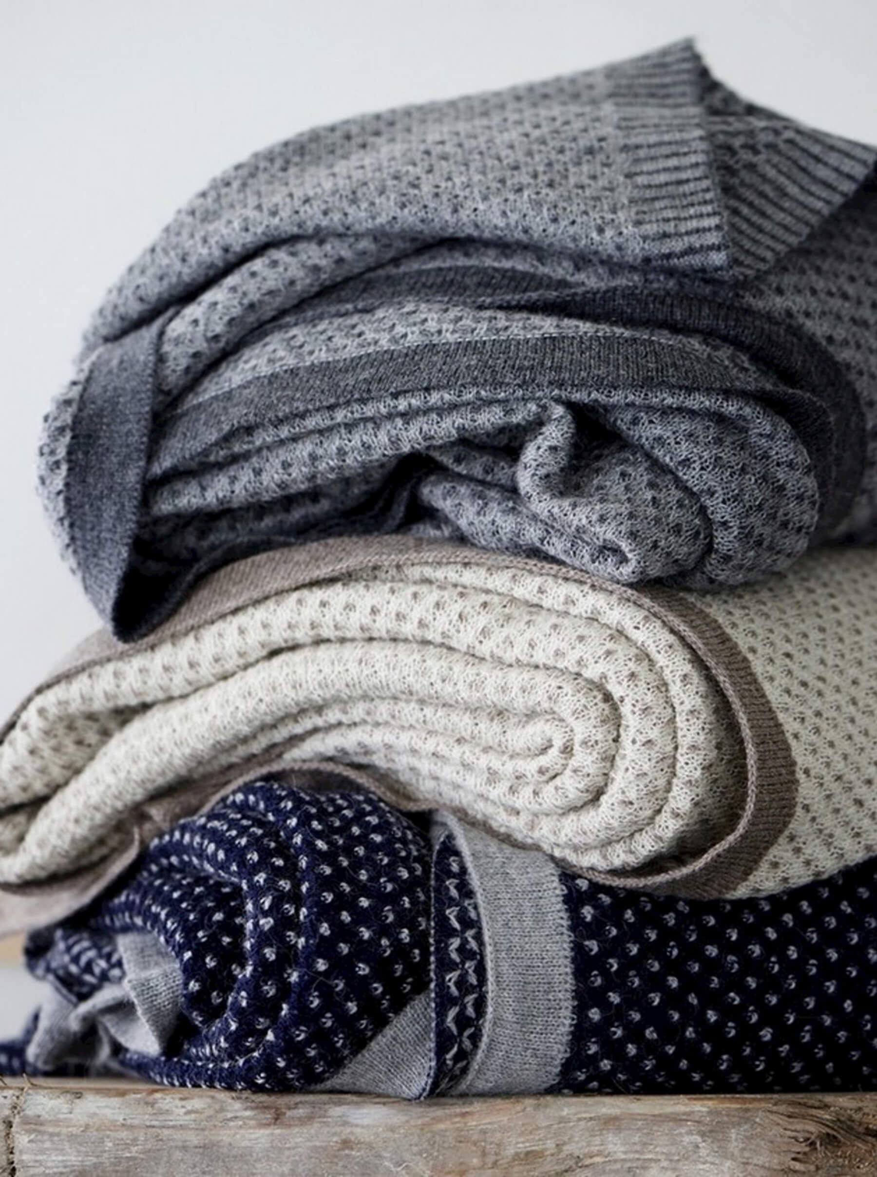 ELVANG RAINDROPS TEPPI Í GRÁU 130x180cm