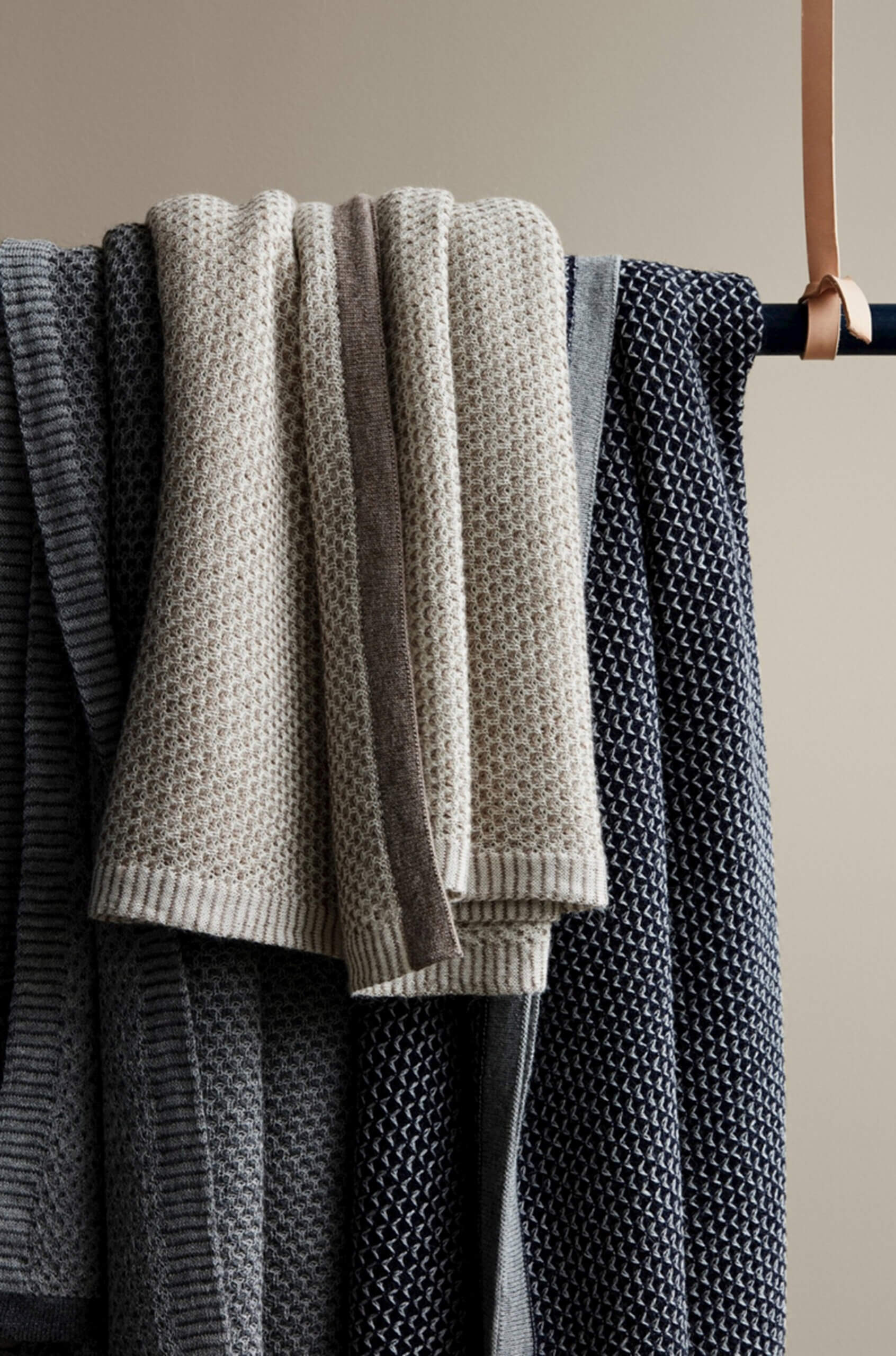 ELVANG RAINDROPS TEPPI Í GRÁU 130x180cm