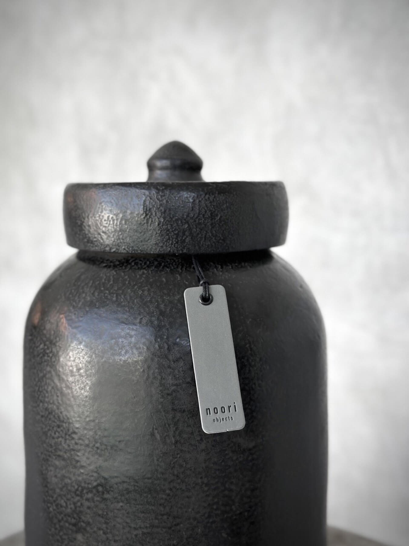 NOORI OBJECTS RARU KRUKKA MEÐ LOKI SVÖRT