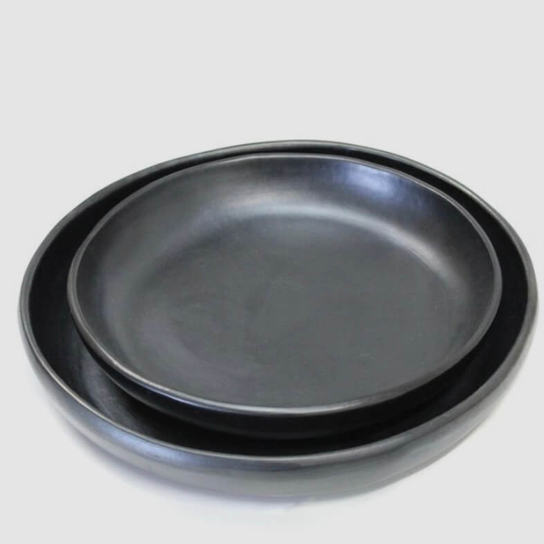 BLACK POTTERY ELDFASTUR SVARTUR DISKUR/FAT 24cm