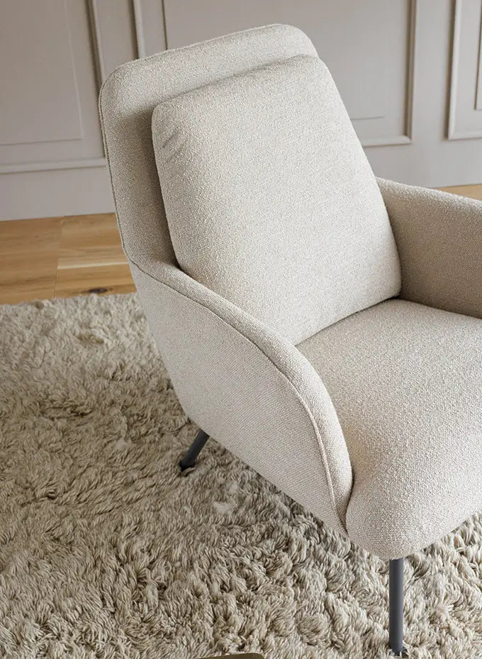 SITS OLIVER ARMSTÓLL Í ÁKLÆÐI