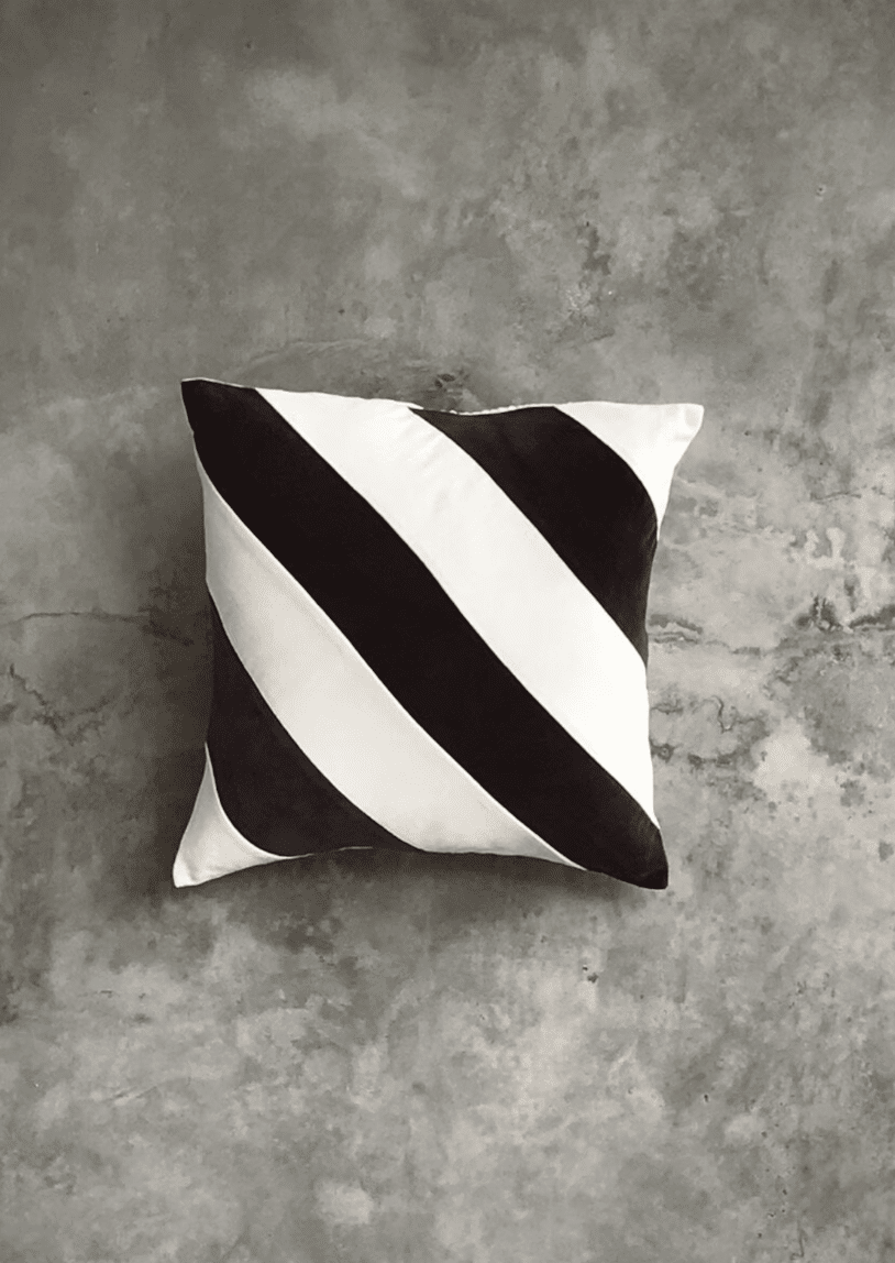 PÚÐI JULIEN VELVET OFF WHITE/BLACK