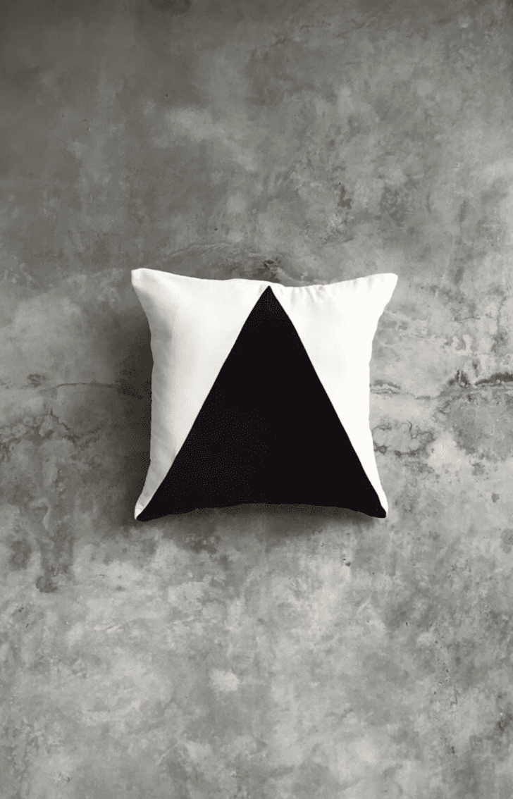 PÚÐI MAXIME VELVET OFF WHITE/BLACK