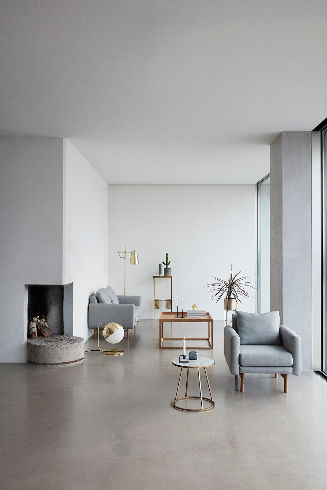 HÜBSCH BLÓMAPOTTUR Á FÆTI BRASS MEDIUM